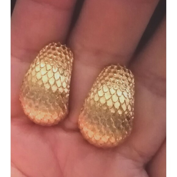 VTG Monet Bird Feather Texture Gold Tone CHUNKY EARRINGS Clip On - Picture 1 of 3